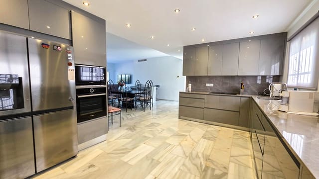 5 soveværelse Byhus til salg i La Duquesa / Puerto de la Duquesa, Manilva med swimmingpool garage - € 749.000 (Ref: 10078790)
