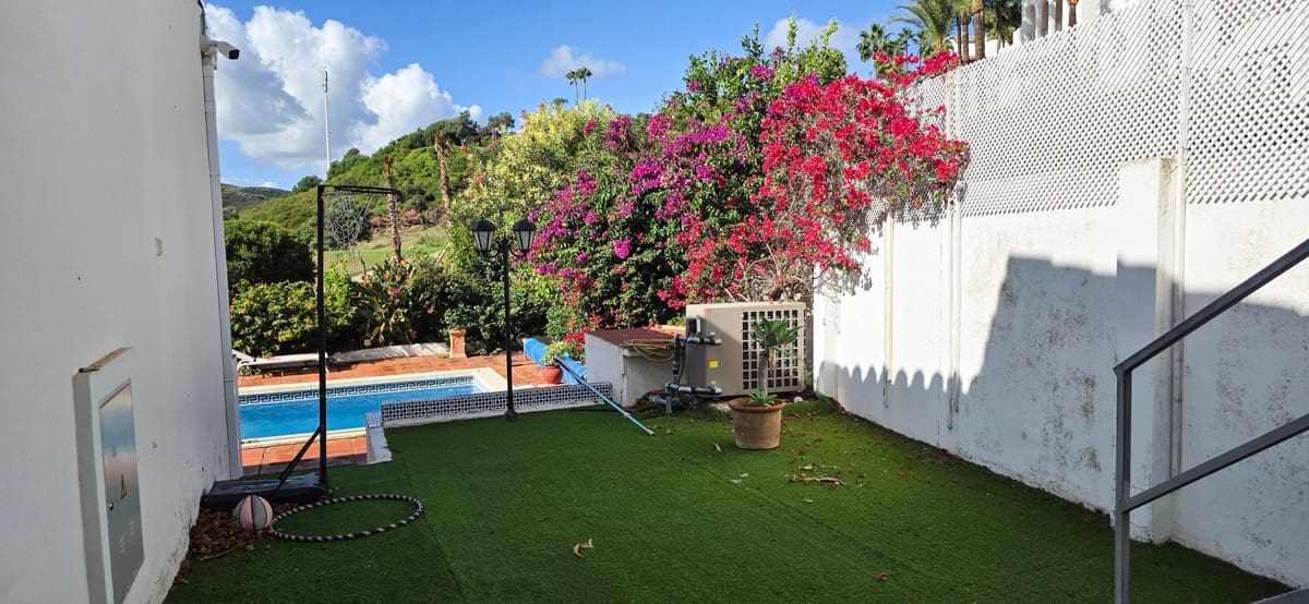5 soveværelse Byhus til salg i La Duquesa / Puerto de la Duquesa med swimmingpool garage - € 749.000 (Ref: 10078790)