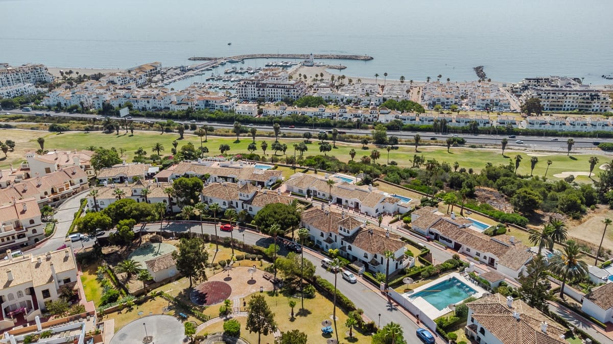 5 soveværelse Byhus til salg i La Duquesa / Puerto de la Duquesa med swimmingpool garage - € 749.000 (Ref: 10078790)