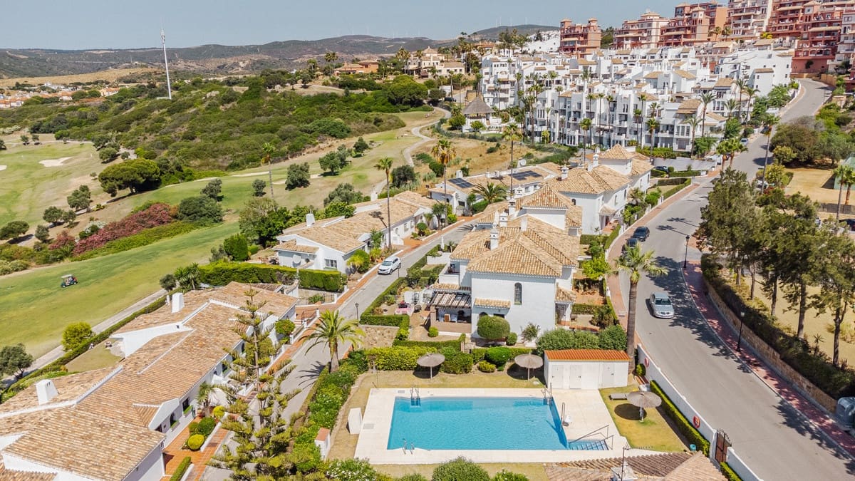 5 soveværelse Byhus til salg i La Duquesa / Puerto de la Duquesa med swimmingpool garage - € 749.000 (Ref: 10078790)