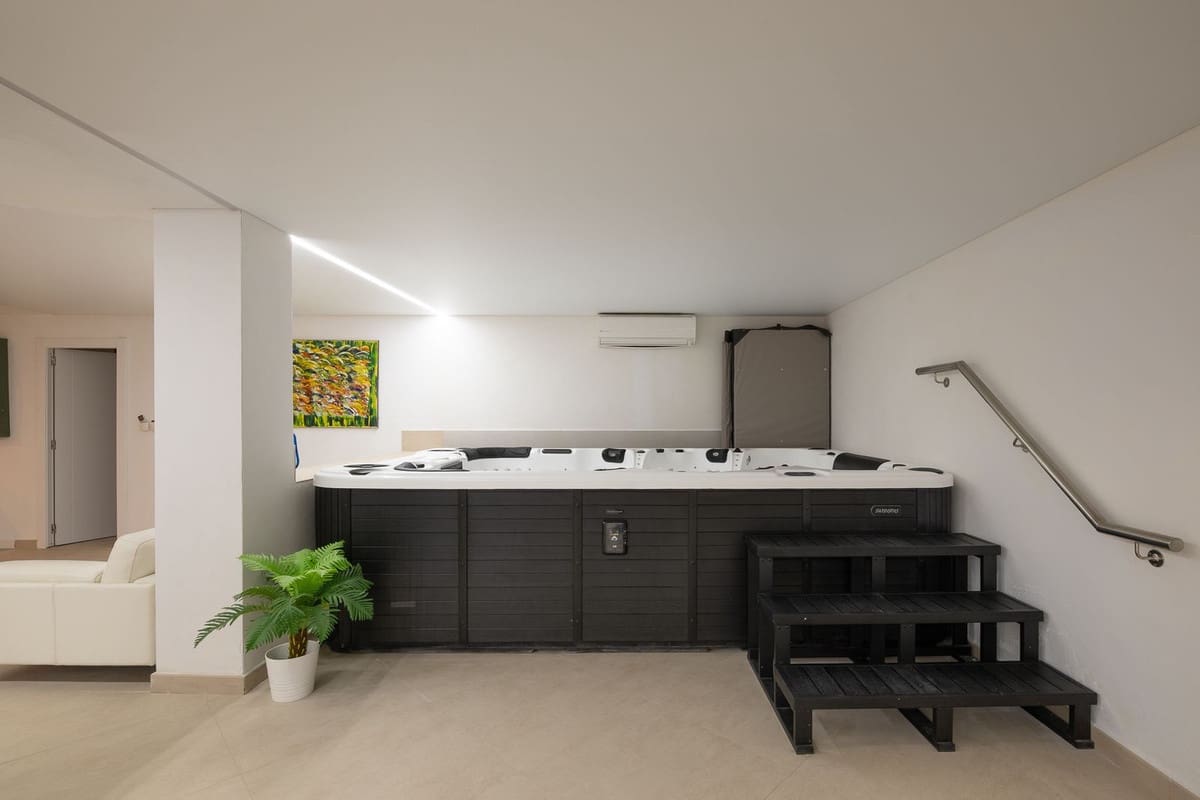 Chalet de 9 habitaciones en Marbella en venta con piscina garaje - 4.495.000 € (Ref: 10079020)