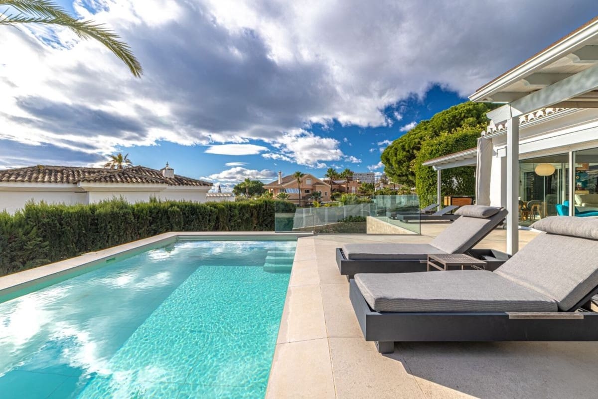 5 Zimmer Villa zu verkaufen in Las Chapas mit Pool Garage - 2.495.000 € (Ref: 10079023)