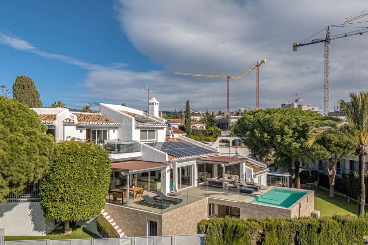 5 Zimmer Villa zu verkaufen in Las Chapas mit Pool Garage - 2.495.000 € (Ref: 10079023)