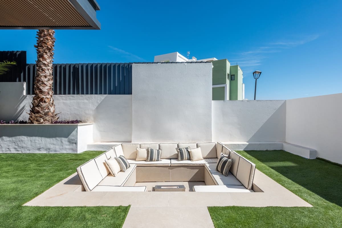 3 bedroom Villa for sale in La Cala de Mijas with garage - € 1,889,000 (Ref: 7944329)