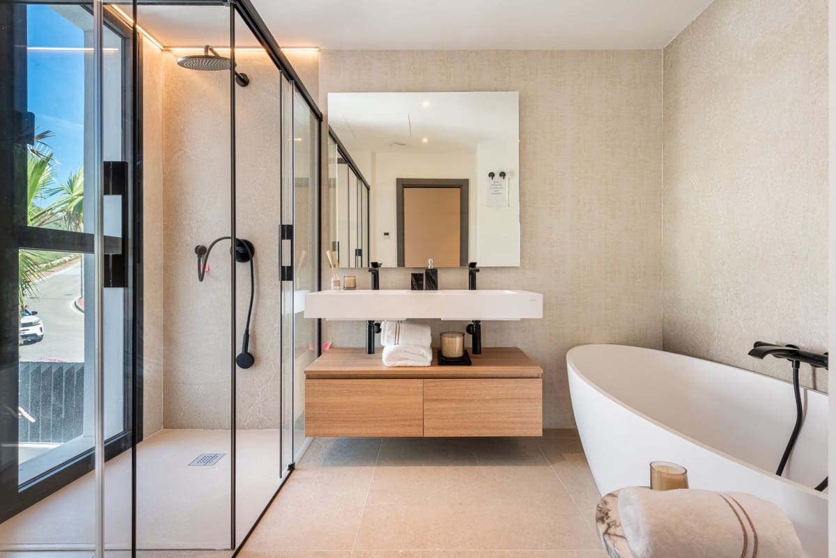 3 bedroom Villa for sale in La Cala de Mijas with garage - € 1,889,000 (Ref: 7944329)