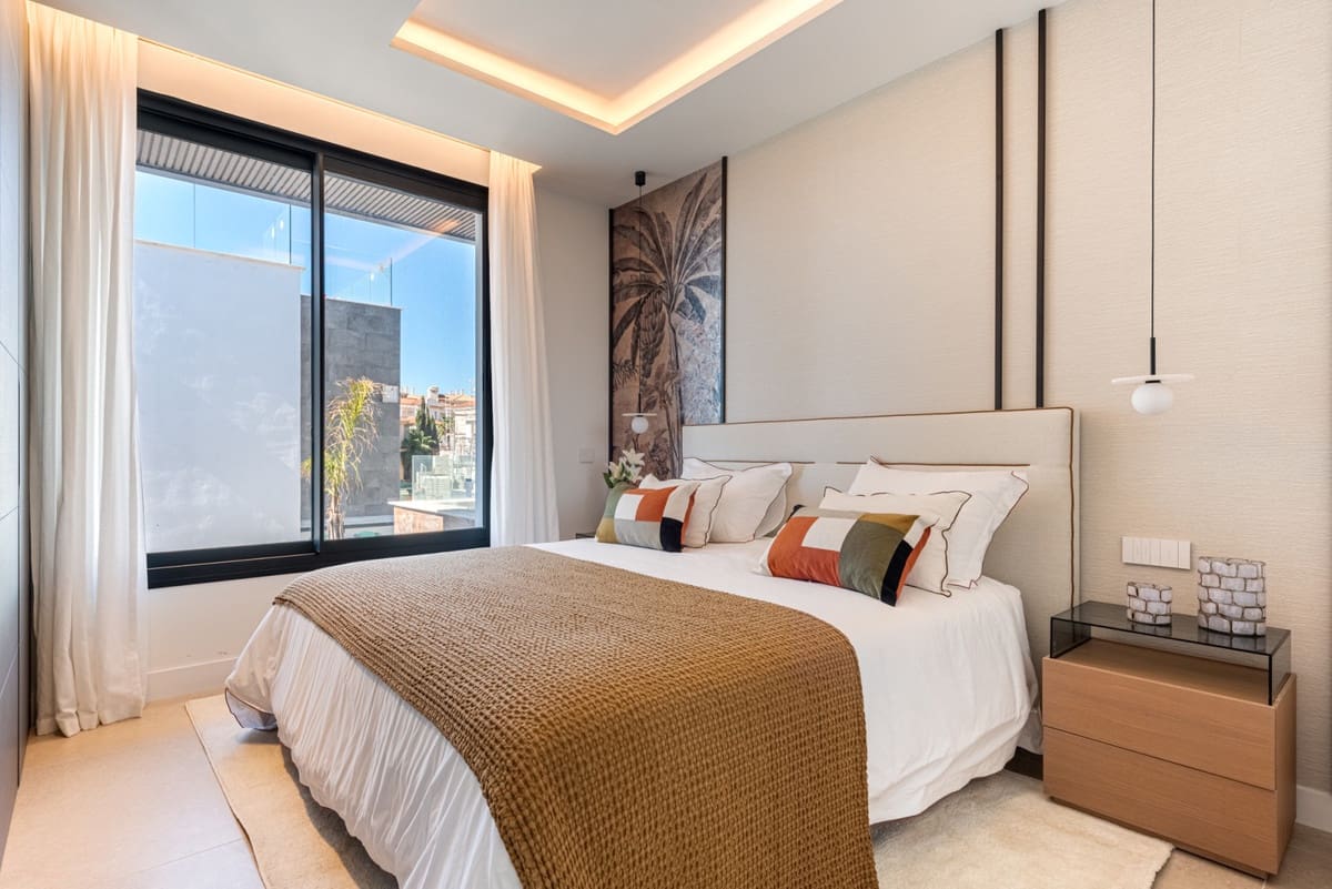 3 bedroom Villa for sale in La Cala de Mijas with garage - € 1,889,000 (Ref: 7944329)