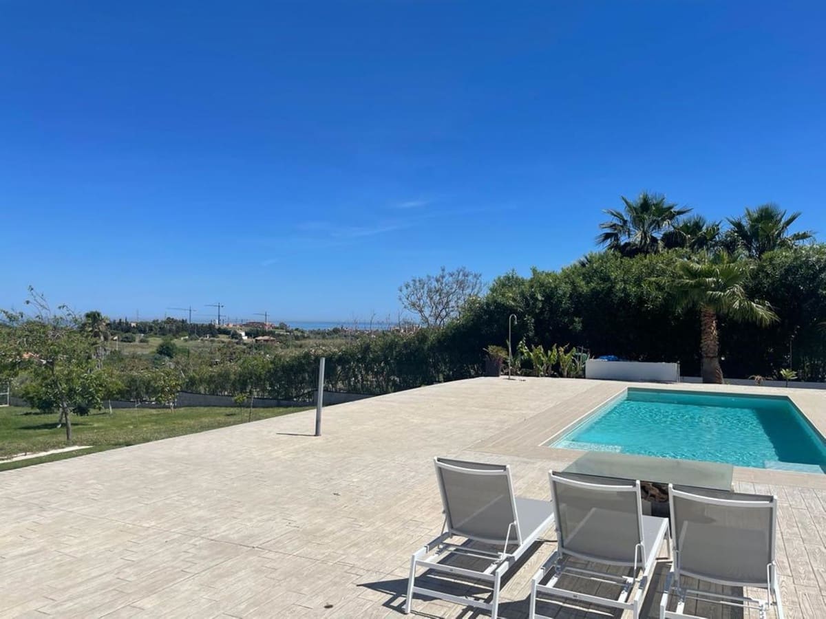 3 bedroom Villa for sale in Estepona with garage - € 1,150,000 (Ref: 7959865)