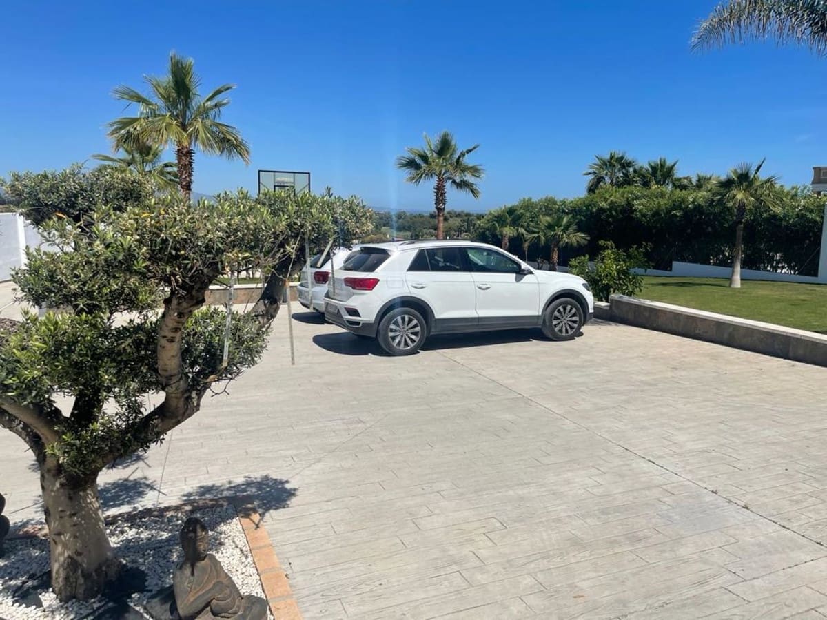 3 bedroom Villa for sale in Estepona with garage - € 1,150,000 (Ref: 7959865)