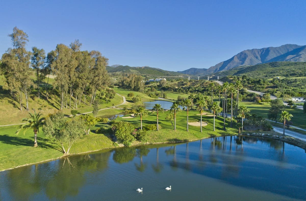 2 Zimmer Apartment zu verkaufen in Estepona mit Pool Garage - 375.000 € (Ref: 8046468)