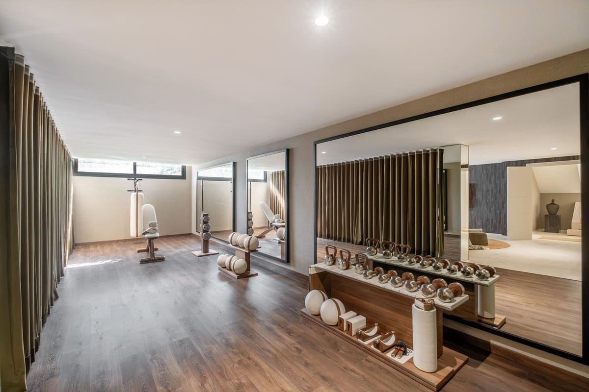 6 bedroom Villa for sale in El Paraiso - € 2,950,000 (Ref: 8052698)