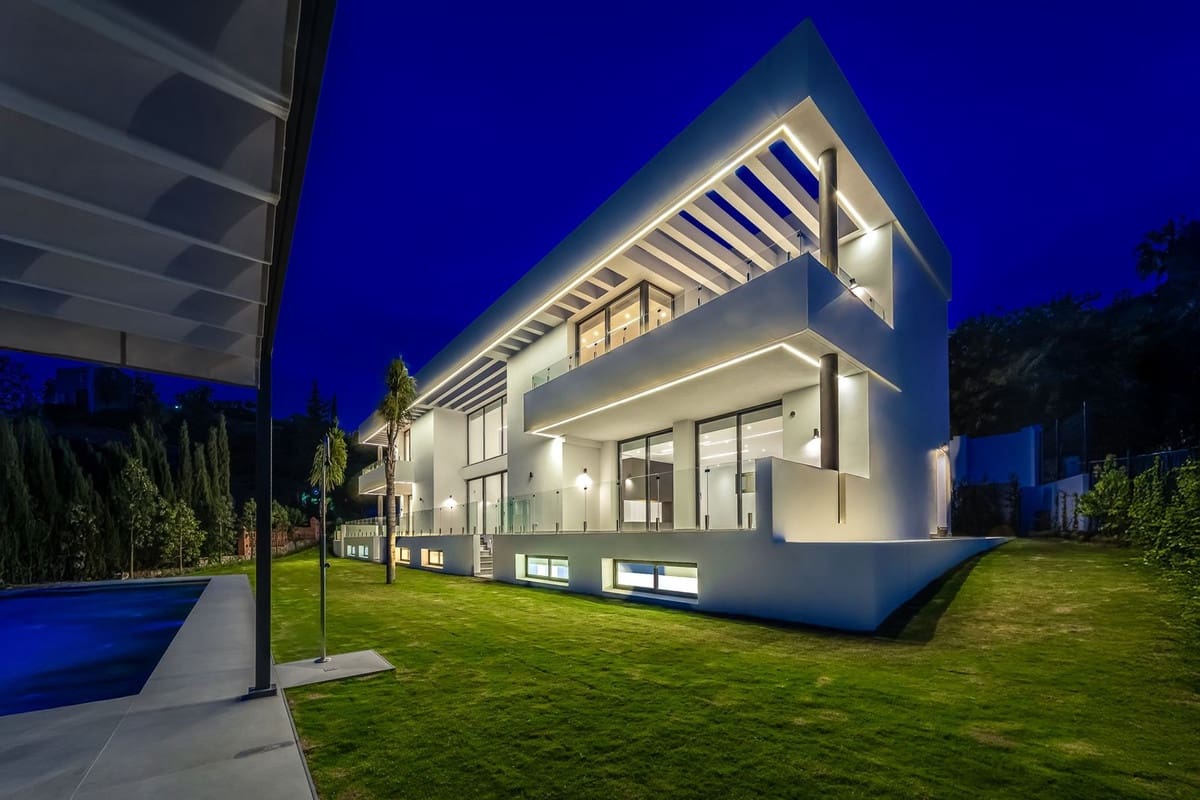 6 bedroom Villa for sale in Benahavis - € 4,000,000 (Ref: 8221487)