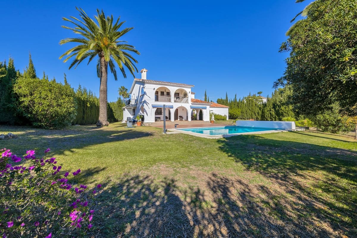 5 bedroom Villa for sale in Estepona with garage - € 1,399,900 (Ref: 8241204)