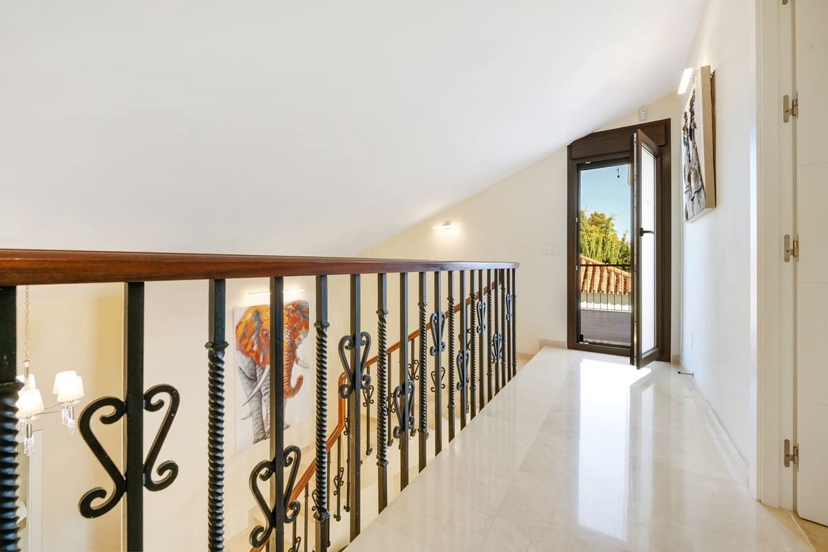 5 bedroom Villa for sale in Estepona with garage - € 1,399,900 (Ref: 8241204)