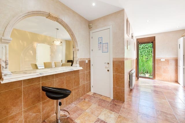 5 bedroom Villa for sale in Estepona with garage - € 1,399,900 (Ref: 8241204)