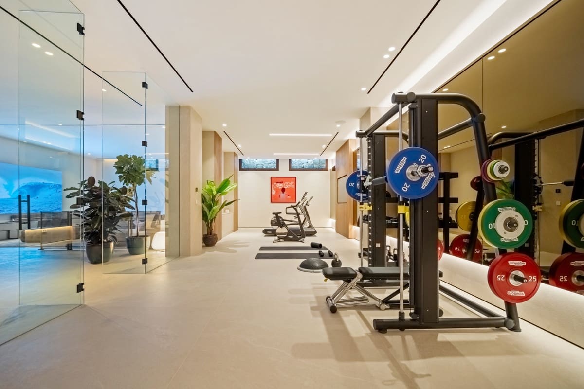 5 bedroom Villa for sale in Benahavis with garage - € 5,995,000 (Ref: 8244583)