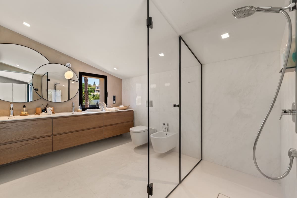 6 bedroom Villa for sale in Rio Real - € 3,500,000 (Ref: 8290620)