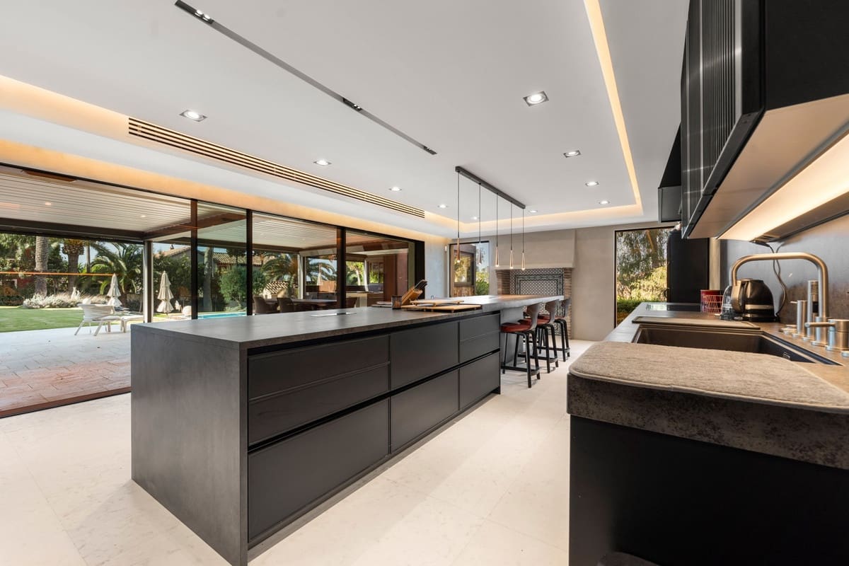 6 bedroom Villa for sale in Rio Real - € 3,500,000 (Ref: 8290620)