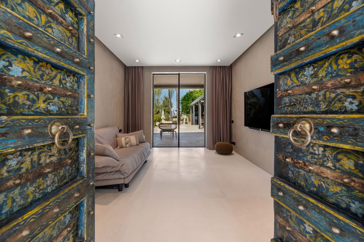 6 bedroom Villa for sale in Rio Real - € 3,500,000 (Ref: 8290620)