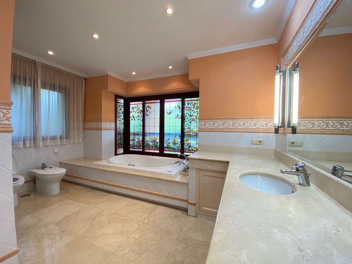 6 bedroom Villa for sale in Golden Mile with garage - € 4,500,000 (Ref: 8410506)