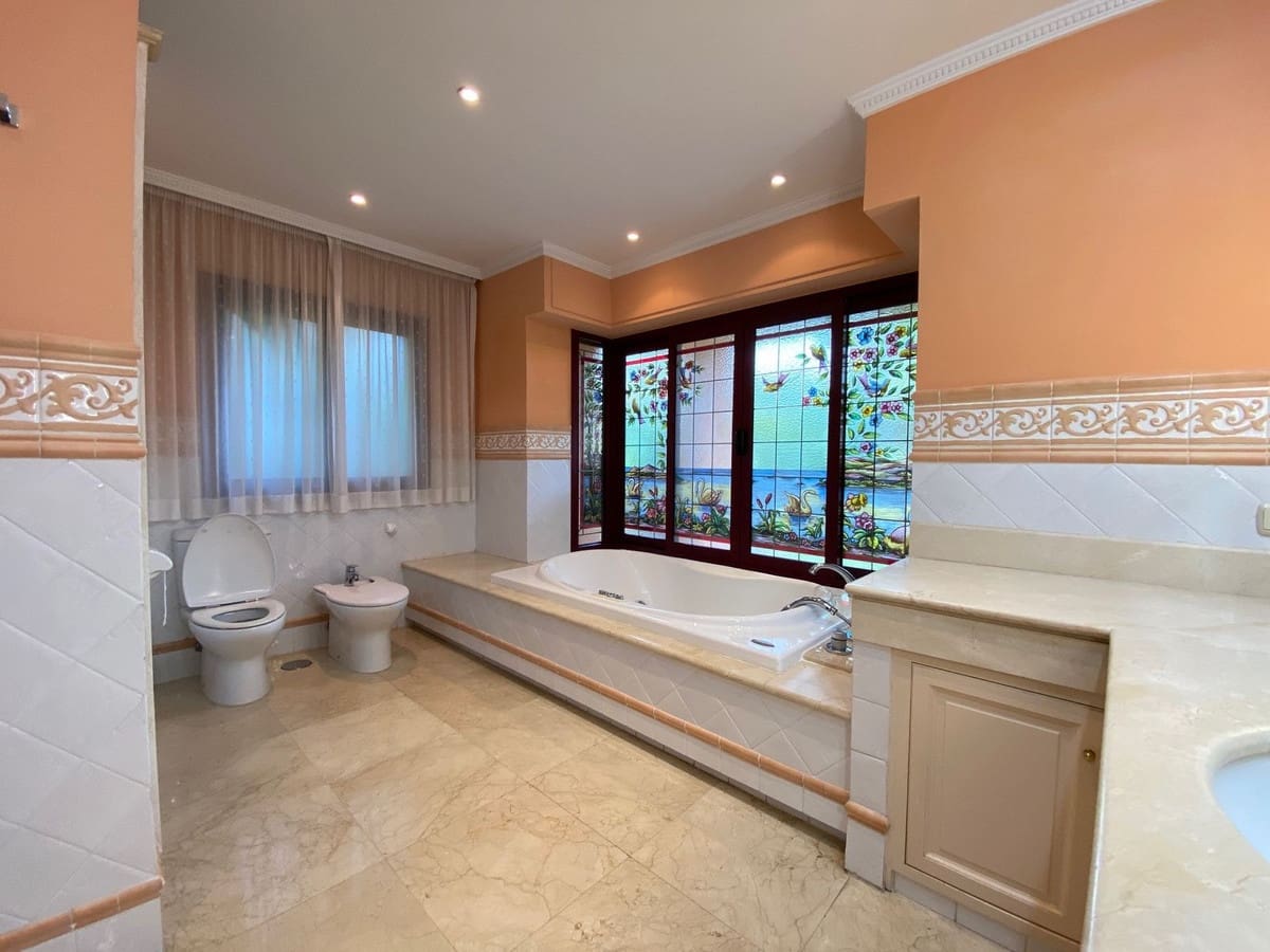 6 bedroom Villa for sale in Golden Mile with garage - € 4,500,000 (Ref: 8410506)