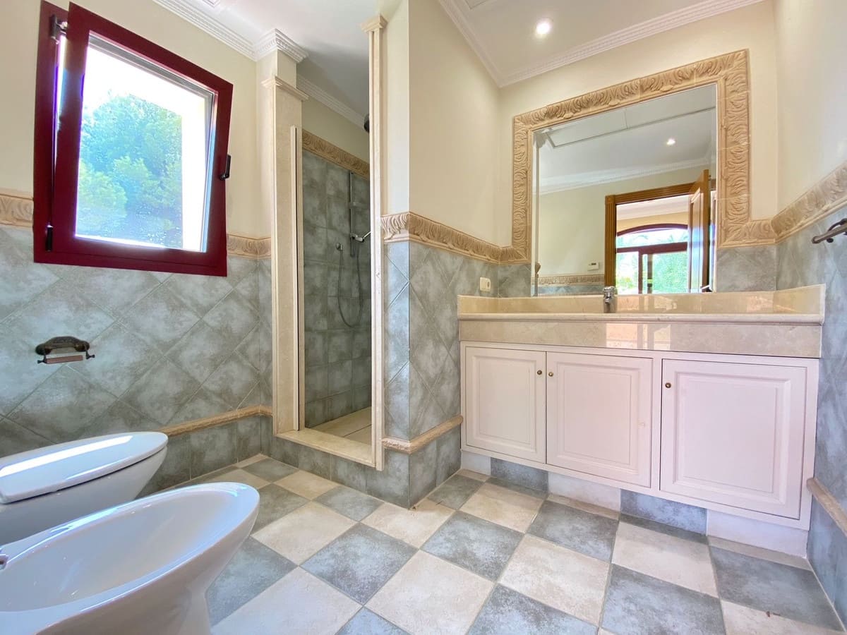 6 bedroom Villa for sale in Golden Mile with garage - € 4,500,000 (Ref: 8410506)