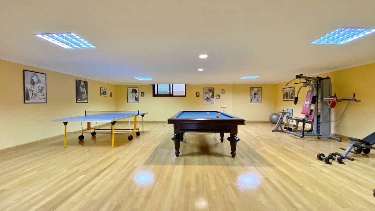 6 bedroom Villa for sale in Golden Mile with garage - € 4,500,000 (Ref: 8410506)