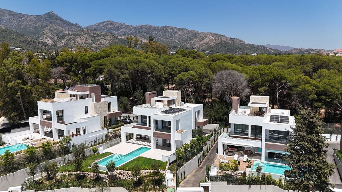 5 bedroom Villa for sale in Marbella - € 4,200,000 (Ref: 8474505)