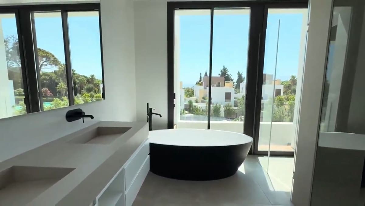 5 bedroom Villa for sale in Marbella - € 4,200,000 (Ref: 8474505)