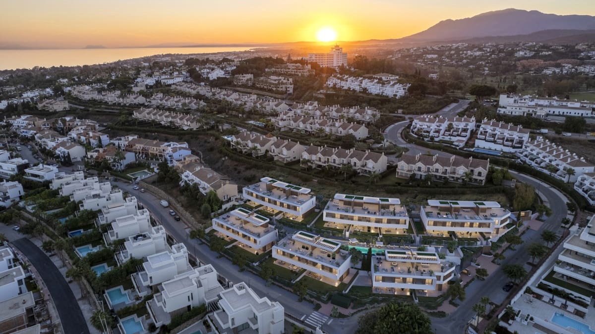 4 soveværelse Byhus til salg i El Paraiso med garage - € 1.510.000 (Ref: 8478843)