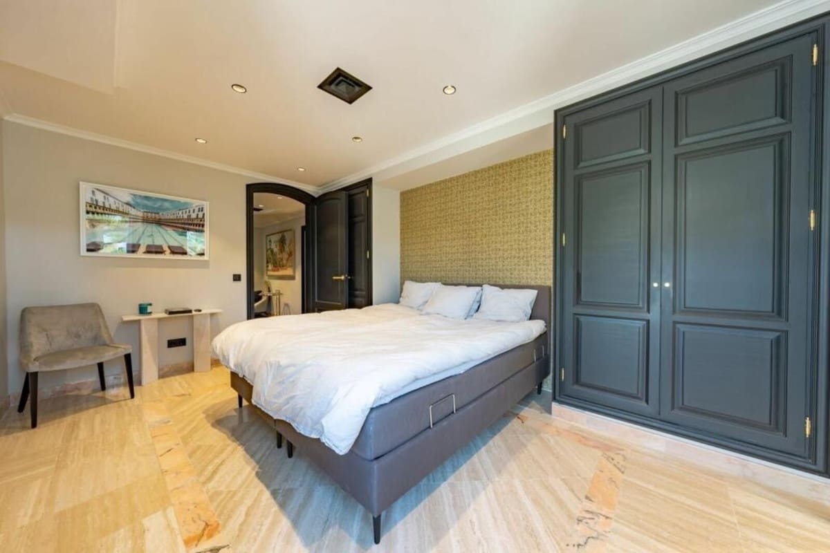 4 bedroom Apartment for sale in Golden Mile with garage - € 4,250,000 (Ref: 8499711)