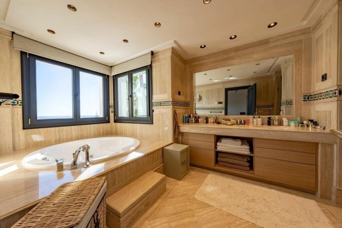 4 bedroom Apartment for sale in Golden Mile with garage - € 4,250,000 (Ref: 8499711)