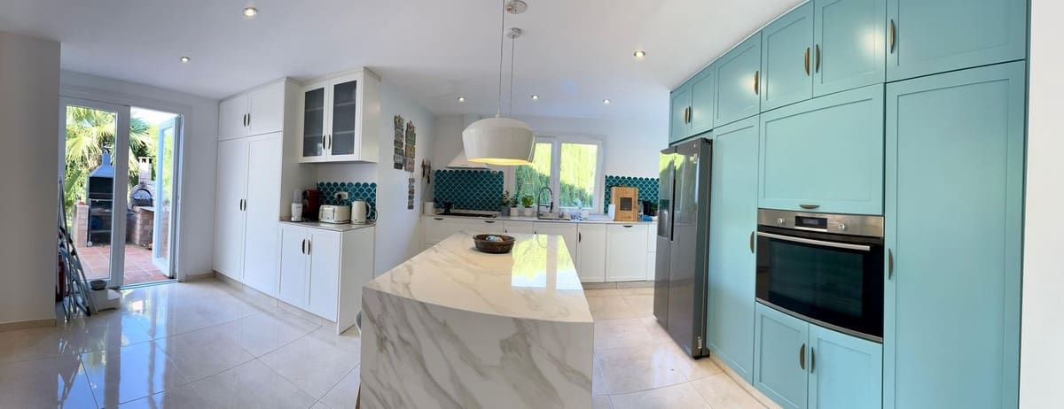 5 soveværelse Villa til salg i Sotogrande med garage - € 1.150.000 (Ref: 8527363)