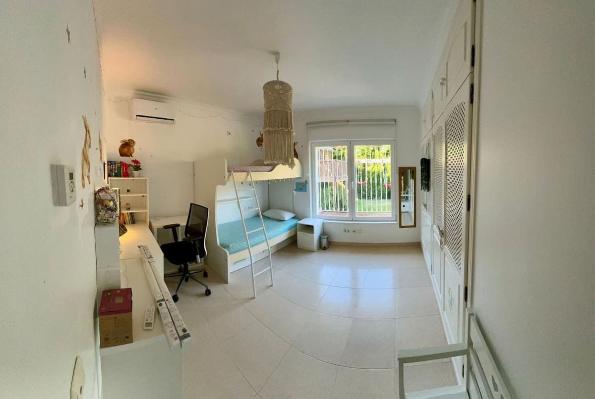 5 soveværelse Villa til salg i Sotogrande med garage - € 1.150.000 (Ref: 8527363)