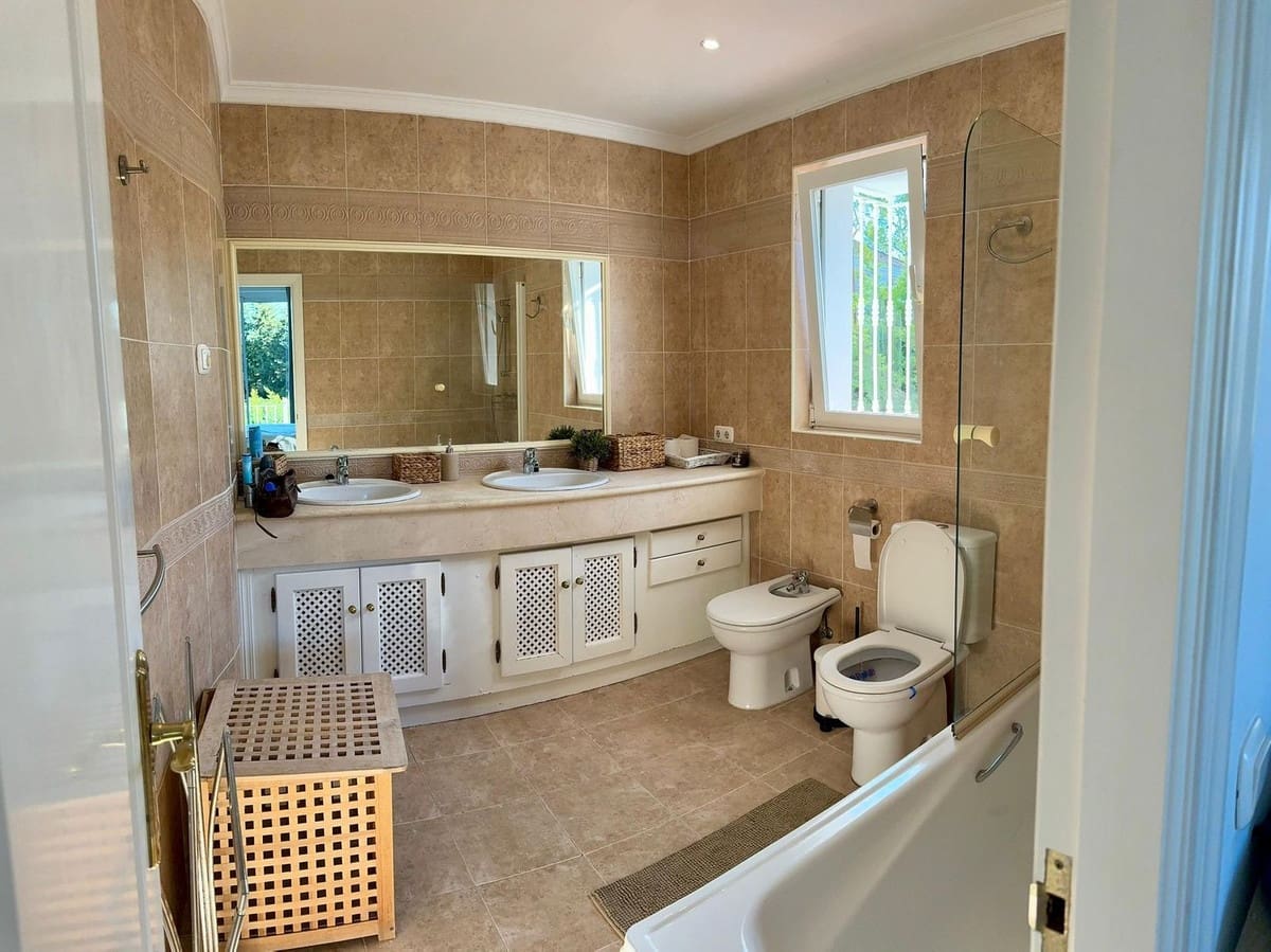 5 soveværelse Villa til salg i Sotogrande med garage - € 1.150.000 (Ref: 8527363)