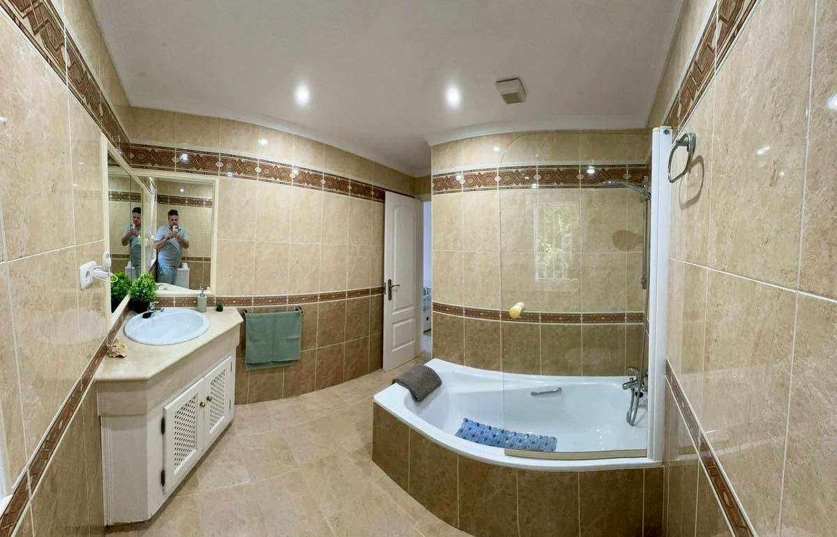 5 soveværelse Villa til salg i Sotogrande med garage - € 1.150.000 (Ref: 8527363)