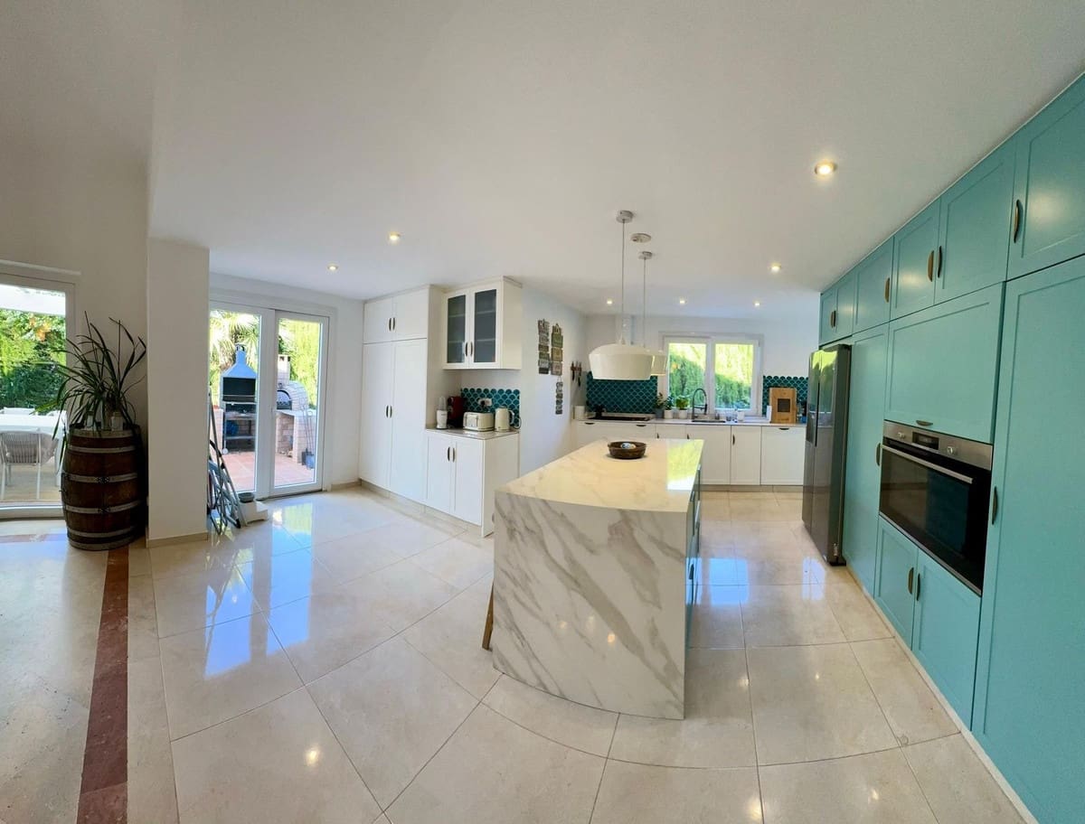 5 soveværelse Villa til salg i Sotogrande med garage - € 1.150.000 (Ref: 8527363)