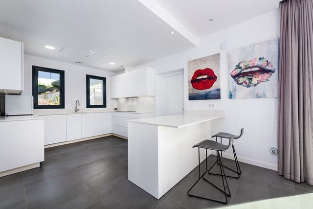 Chalet de 4 habitaciones en Atalaya-Isdabe, Estepona en venta - 1.995.000 € (Ref: 8527372)