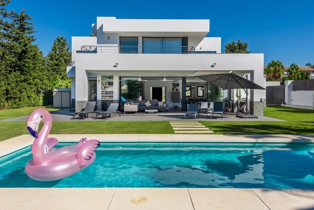 Chalet de 4 habitaciones en Atalaya-Isdabe, Estepona en venta - 1.995.000 € (Ref: 8527372)