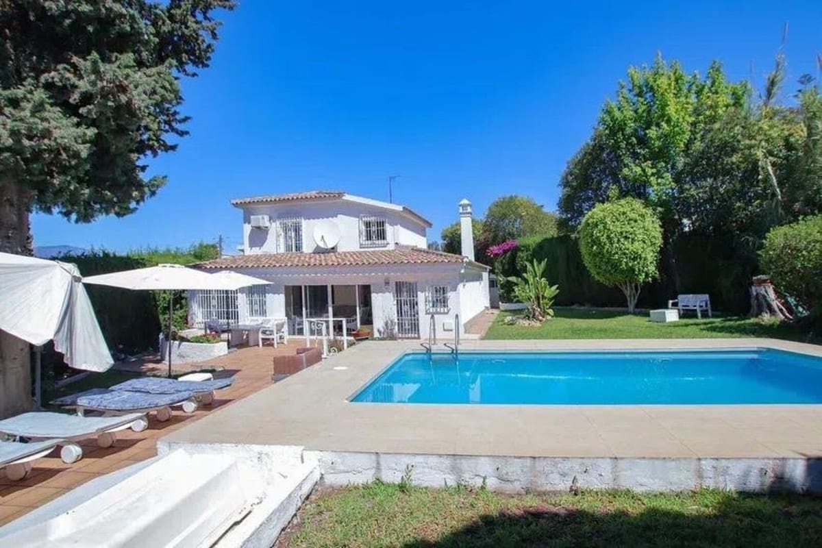 5 bedroom Villa for sale in San Pedro de Alcantara with garage - € 1,030,000 (Ref: 8531324)