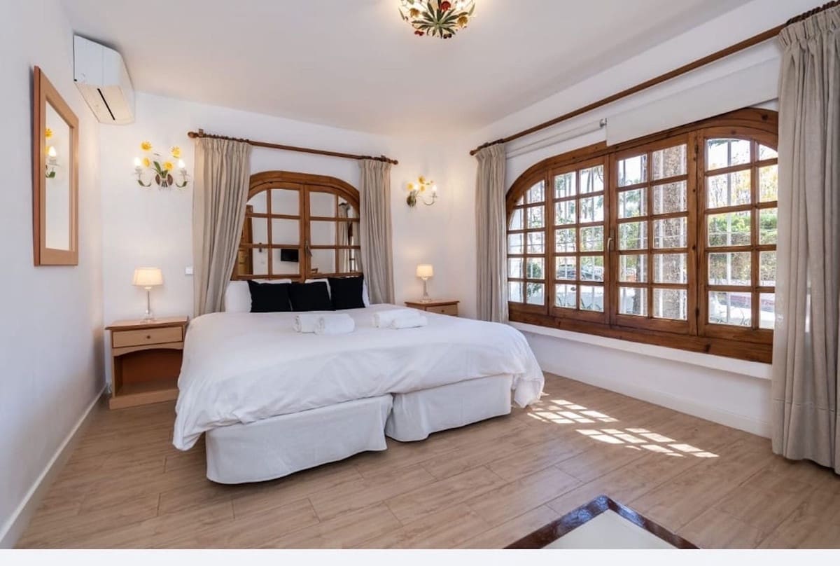 7 bedroom Villa for sale in Marbella - € 4,000,000 (Ref: 8537649)