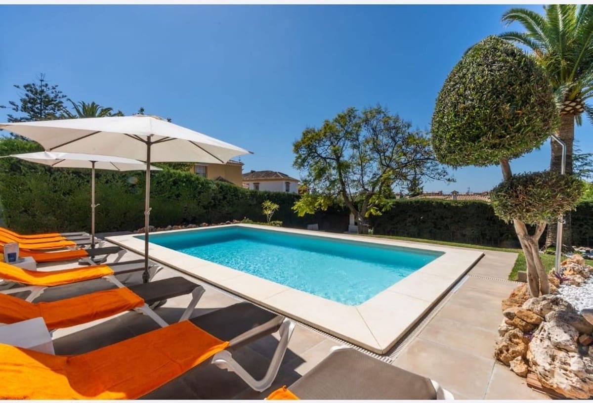 7 bedroom Villa for sale in Marbella - € 4,000,000 (Ref: 8537649)