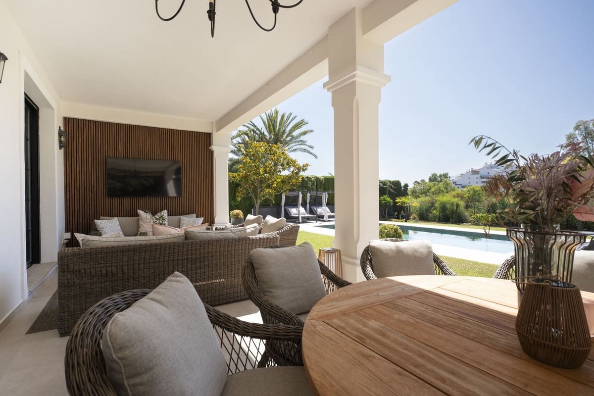 5 slaapkamer Villa te koop in Estepona met garage - € 2.795.000 (Ref: 8537650)