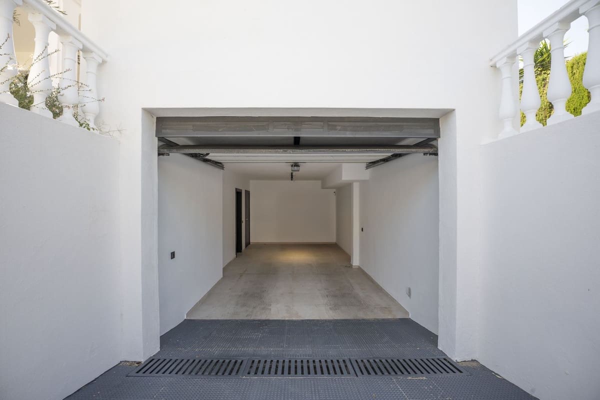 5 slaapkamer Villa te koop in Estepona met garage - € 2.795.000 (Ref: 8537650)