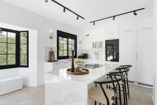 5 slaapkamer Villa te koop in Estepona met garage - € 2.795.000 (Ref: 8537650)