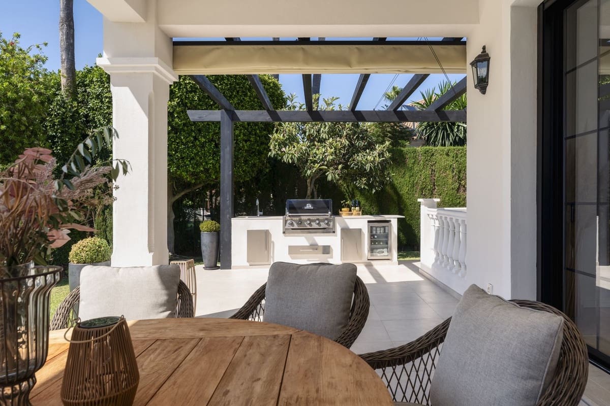 5 slaapkamer Villa te koop in Estepona met garage - € 2.795.000 (Ref: 8537650)