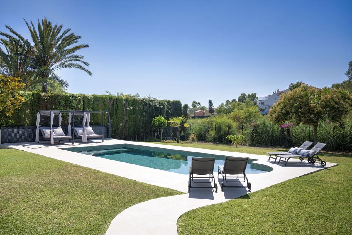 5 slaapkamer Villa te koop in Estepona met garage - € 2.795.000 (Ref: 8537650)