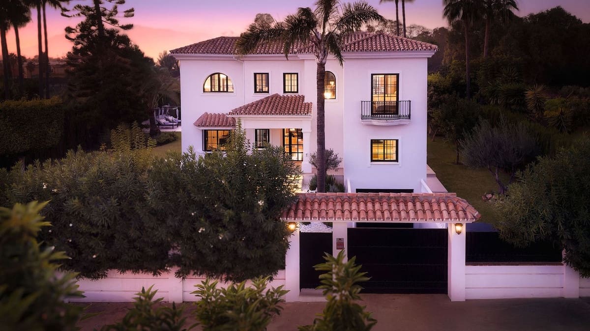 5 slaapkamer Villa te koop in Estepona met garage - € 2.795.000 (Ref: 8537650)