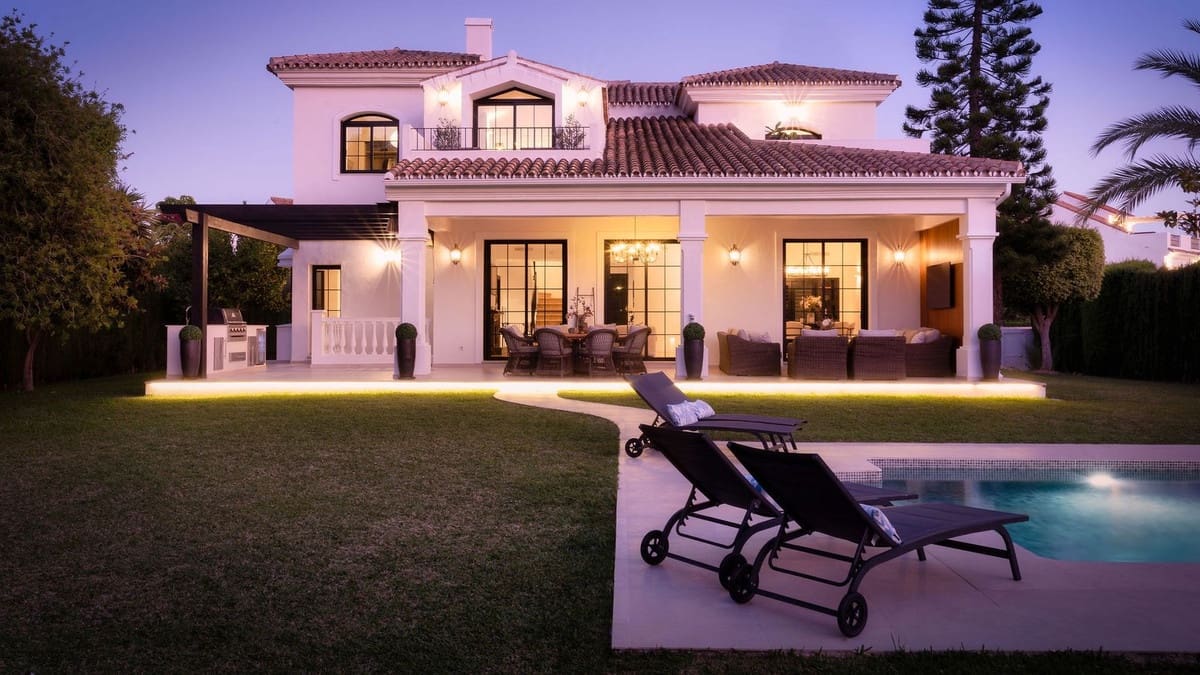 5 slaapkamer Villa te koop in Estepona met garage - € 2.795.000 (Ref: 8537650)