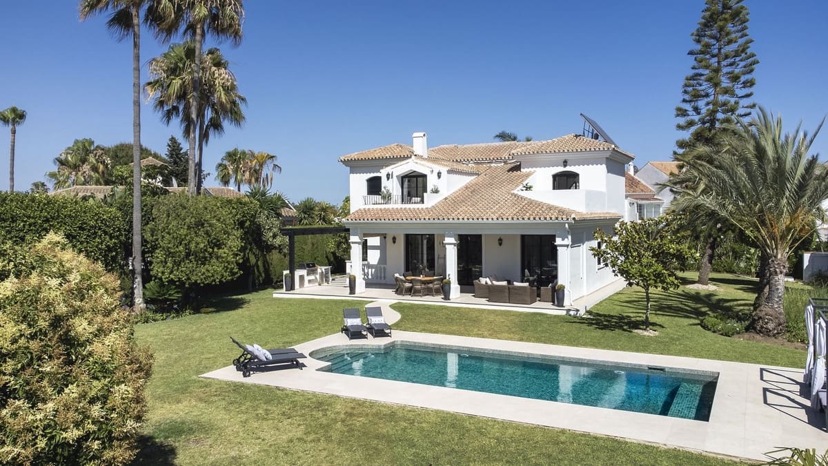 5 slaapkamer Villa te koop in Estepona met garage - € 2.795.000 (Ref: 8537650)