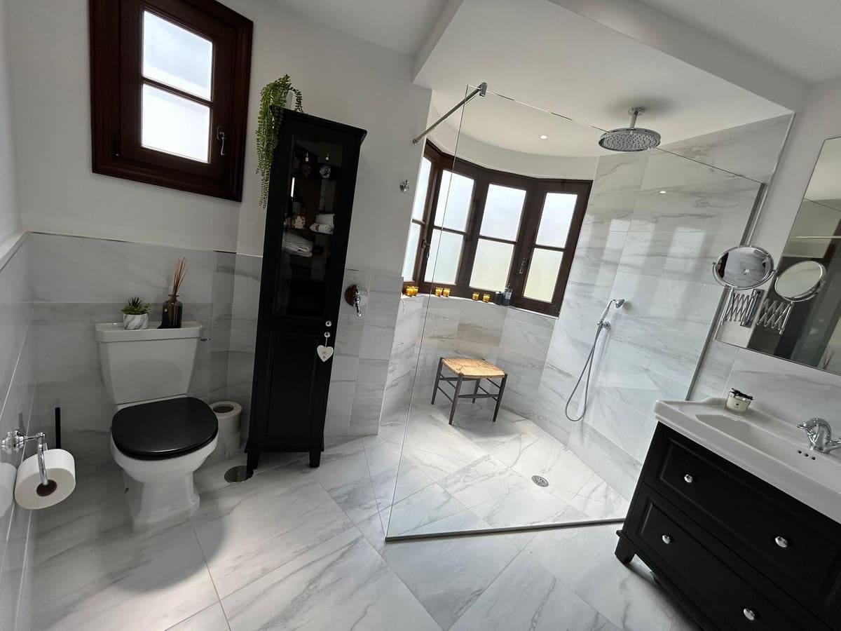 4 slaapkamer Villa te koop in Estepona met garage - € 1.790.000 (Ref: 8544095)